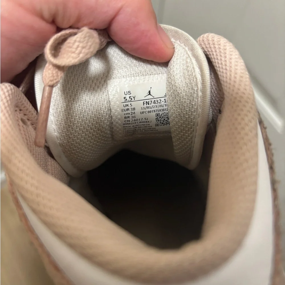 Nike Kids Sneakers in White & Dusty Pink Suede